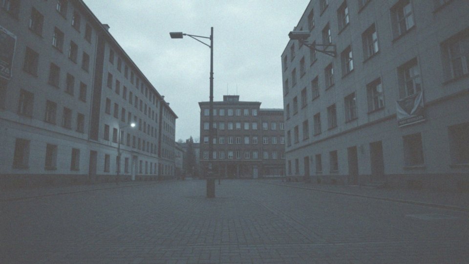 Jakie są różnice między społeczeństwem Oceanii a społeczeństwem demokratycznym?