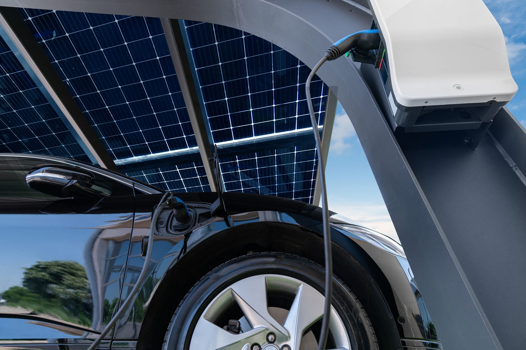 Ładowarki EV pod carportem fotowoltaicznym zasilane energią z paneli słonecznych